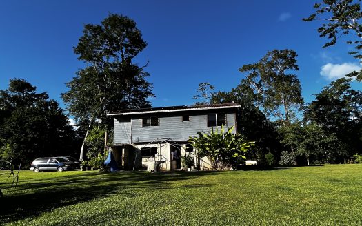 3 bed/1 bath House on 4,47 acre lot in Agua Viva, close to Belmopan off Hummingbird Highway.