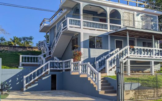 Unique Two-Storey Home Overlooking The Twin Towns House