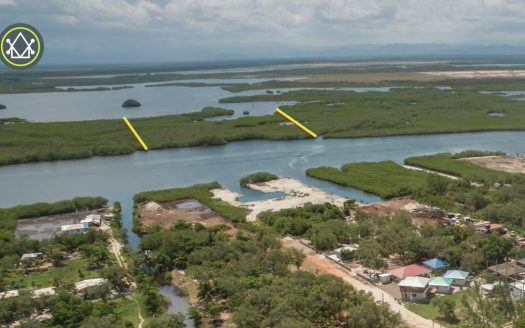 PL0072-11 Acre Parcel Nestled on the Placencia Lagoon